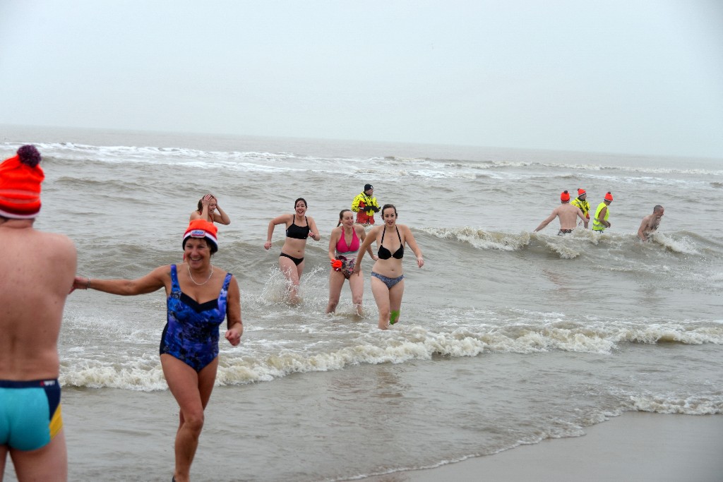 ../Images/Nieuwjaarsduik Noordwijk 2020 111.jpg